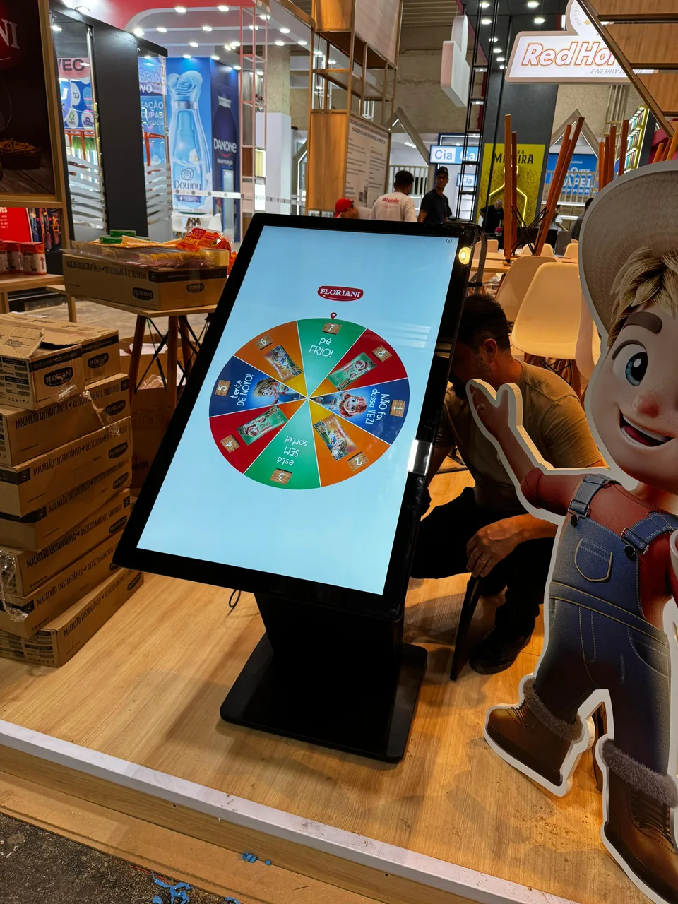 Totem com tela em retrato inclinada exibindo roleta em ativação