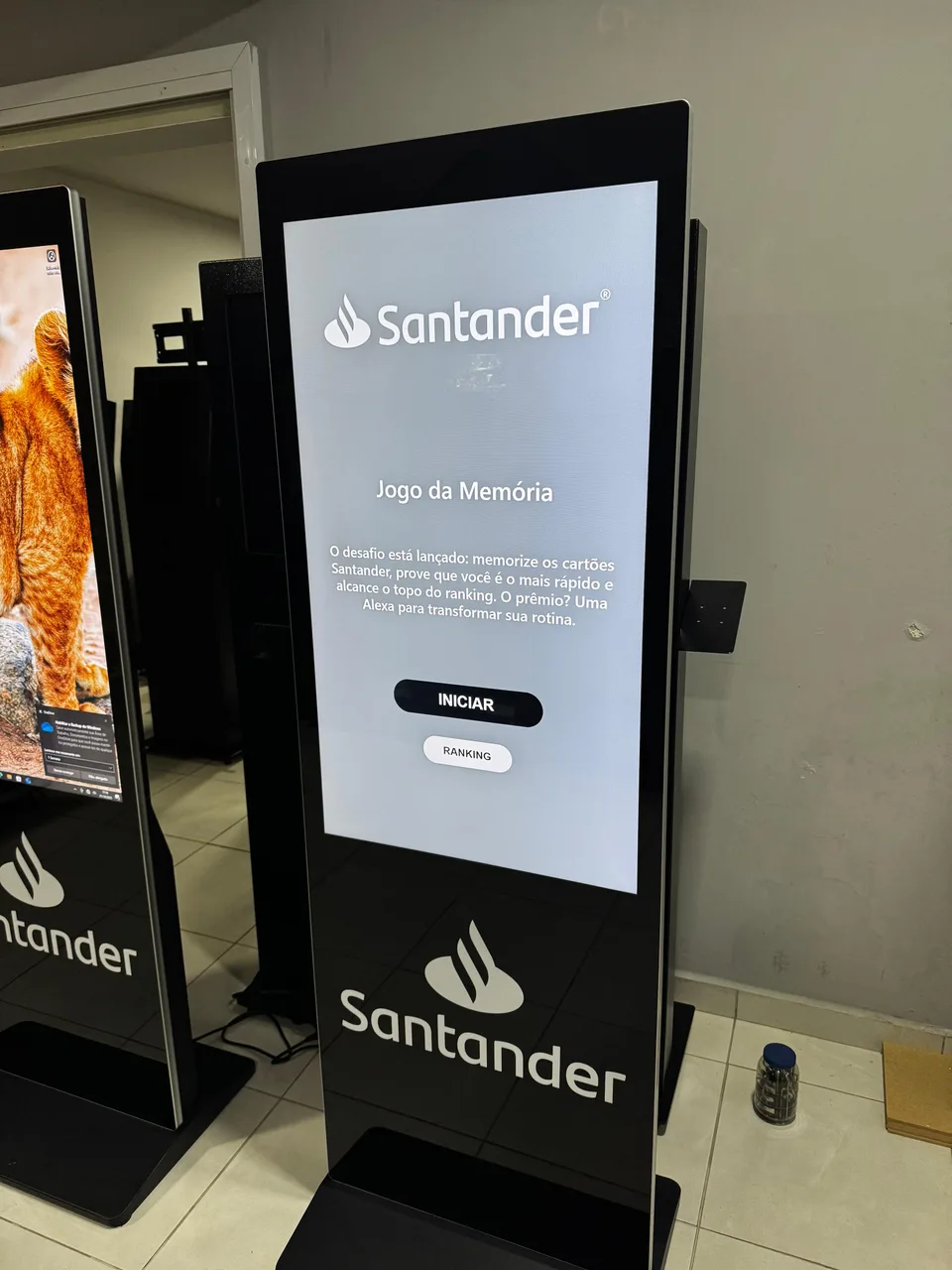 Totem vertical personalizado com interface de campanha