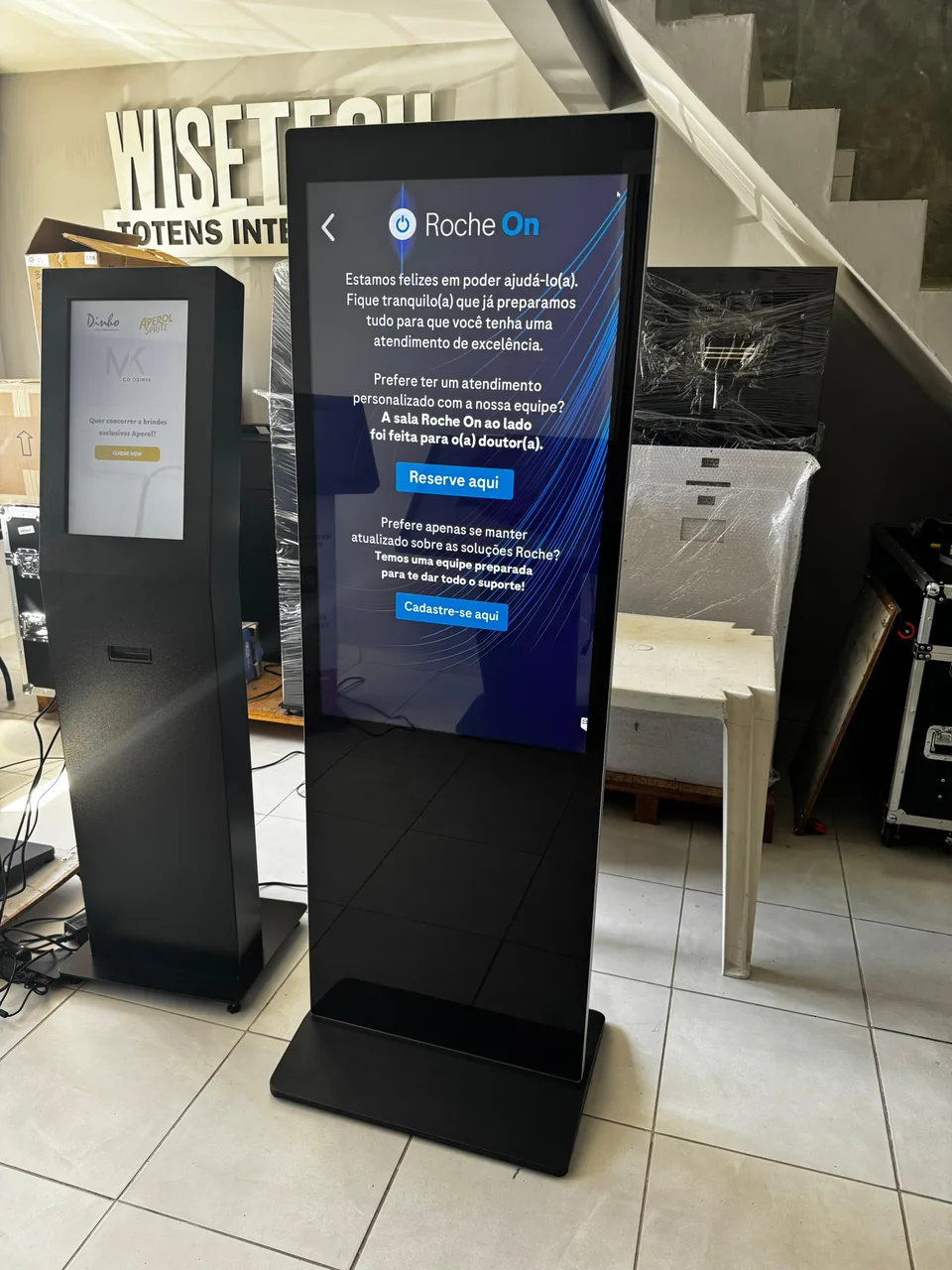 Totem vertical com conteúdo institucional na tela